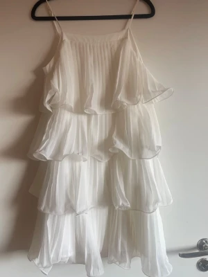 Studentklänning från Y.A.S - Säljer min studentklänning med volang från Y.A.S  ord.pris 1 100kr💓Jag va så nöjd med denna! Klänningen är i nyskick då den endast är använd en gång 😊