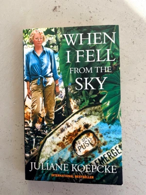 When I Fell From The Sky - När jag föll från himlen är en självbiografisk bok av Juliane Koepcke. Boken handlar om hur Juliane som 17-åring överlevde en flygkrasch i Amazonas år 1971 (LANSA Flight 508 crash). Hon föll flera kilometer genom luften fastspänd i sitt säte och överlevde mirakulöst. Därefter vandrade hon ensam i djungeln i flera dagar innan hon blev räddad. Berättelsen skildrar hennes kamp för överlevnad, mod och kunskap om naturen. Helt klart värt en läsning, perfekt till dig som gillar verklighetsbaserat. 