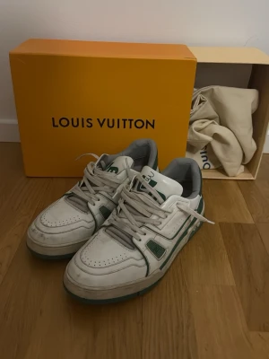 Louis Vuitton vita och gröna sneakers - Vita LV trainers med gröna detaljer,såklart äkta