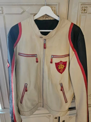 Vintage skinnjacka i bikermodell från Gipsy i storlek:XL.  - Vintage skinnjacka i bikermodell  från Gipsy i storlek:XL. Jackan är i mycket fint skick. Från ca: 1980.