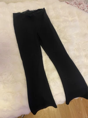 Flare byxor  - Säljer ett par flare byxor, det är lite tyngre och dyrare material! Känns lite som kostym byxor! Storlek S från lager 157, lite slitage där bak men det syns inte när man bär dem! (Bild 4) men själva byxorna är i nytt skick! 50kr + frakt!