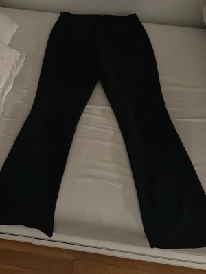 Svarta kostymbyxor med bootcut - Säljer mina svarta kostymbyxor i bootcut, normalmidjade eller hellre sagt lågmidjade. De är ifrån bikbok och är i strl M/38. Jag säljer de eftersom att de är för stora på mig och jag har ingen användning av de. De är i petite alltså om du är lite kortare hade de passat dig bra. Annars är de i jätte bra skick och de har bara använts ett par gånger. 