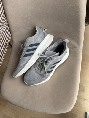Adidas skor herr  - Ett par herr skor från adidas i väldigt bra skick. Storlek 45,5. Knappt använda ☺️