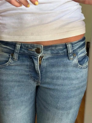 Ljusblå jeans från Lee | jättesnygga - Snygga ljusblå jeans från Lee med klassisk femficksmodell och låg midja. Jeansen har en lätt tvättad look och gylf med dragkedja och knapp. Perfekta till vardags för en avslappnad stil.