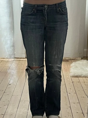 Lågmidjade jeans med hål - Säljer dessa lågmidjade bootcut jeans!! 💕