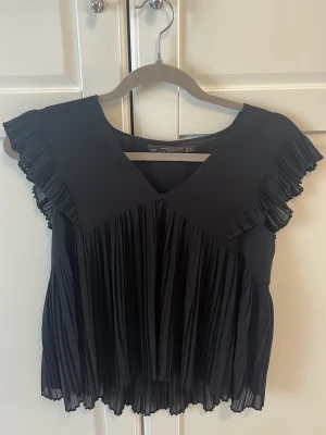 Zara volang blus - En gammal blus från zara vet inte exakt när den är ifrån då jag köpte den på Vestiaire för något år sedan. Den är i storlek xs och är lite see through. 