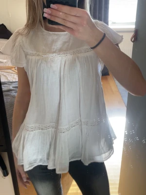 Vit blus med spetsdetaljer - Söt vit blus från Gina Young i storlek 158/164. Säljer den då jag knappt andvänt den. Bra skick 