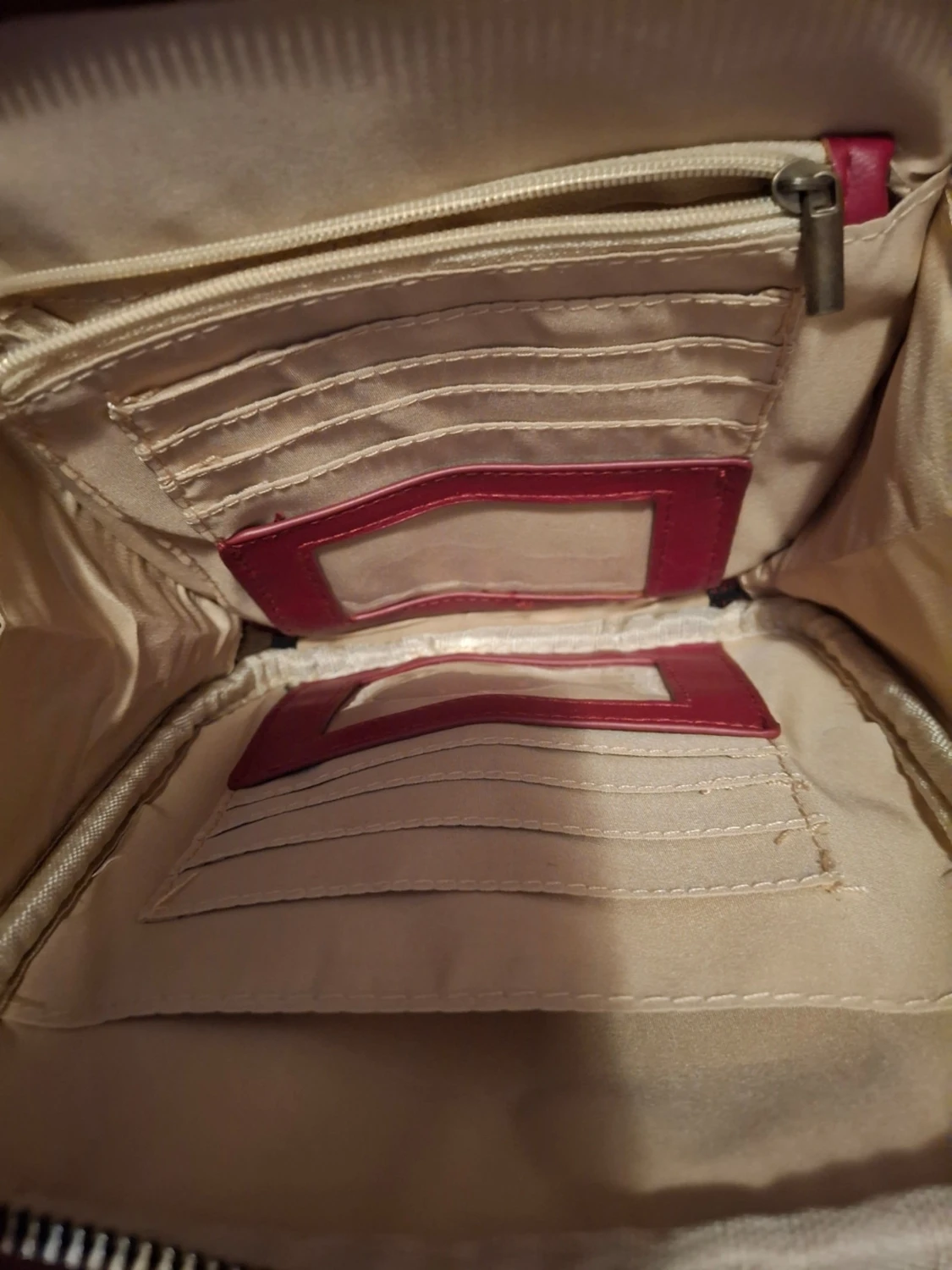 Mörkröd axelväska i skinnimitation - 2