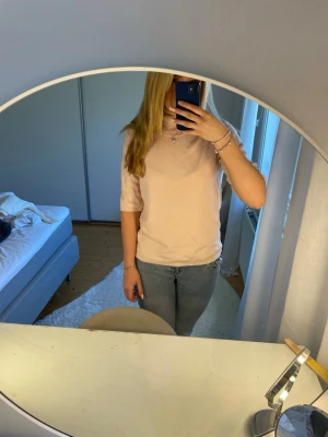 Ljusrosa stickad tröja med halv polo - Säljer en ljusrosa stickad tröja med halv polokrage och halvlånga ärmar. Tröjan har en enkel och stilren design, perfekt att matcha med jeans eller kjol. Mjuk och skön kvalitet som passar året runt. Strl XL men känns verkligen inte som det , tröjan sitter bra på mig som brukar ha S/ M och är 170 cm🩷nypris 1700kr men köptes på rea , aldrig använt 