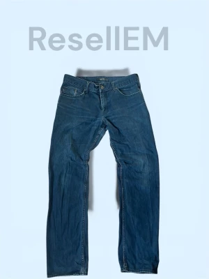 esprit jeans - Säljer ett par blå jeans med rak passform och fem fickor. Jeansen har normal midja, klassiska kontrastsömmar och en patch bak i midjan. Tillverkade i slitstark denim som ger en tidlös look.