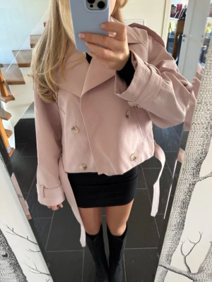 Kort trenchcoat - Superfin cropped trenchcoat i ljusrosa färg från Meotine, perfekt till våren!
