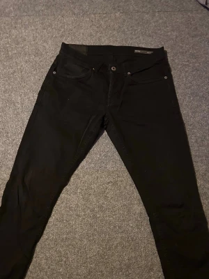 Dondup George  - Ett par riktigt schyssta dondup jeans i modellen george. Snygg svart färg som passar till allt! Priset är inte hugget i sten.