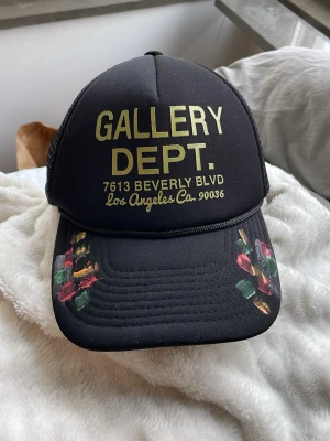 GD Keps Svart - Säljer denna feta keps för ett bra pris, helt ny aldrig använd, perfekt nu för våren och sommaren och ger ett rejält lyft på sin outfit!