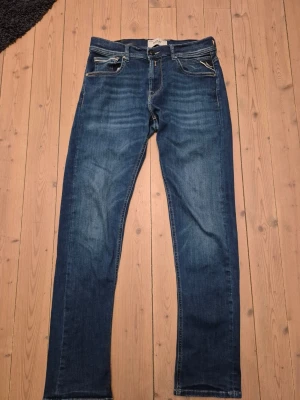 Replay Jeans 29/32 - Replay Jeans i mycket bra skick. Storlek 29 i waist/32 length. Blå faded tvätt. Hör gärna av er vid frågor!