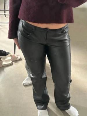 Skinnbyxor - Lågmidjade, bootcut skinnbyxor från Bikbok. Köpta för 300kr och knappt använda. 