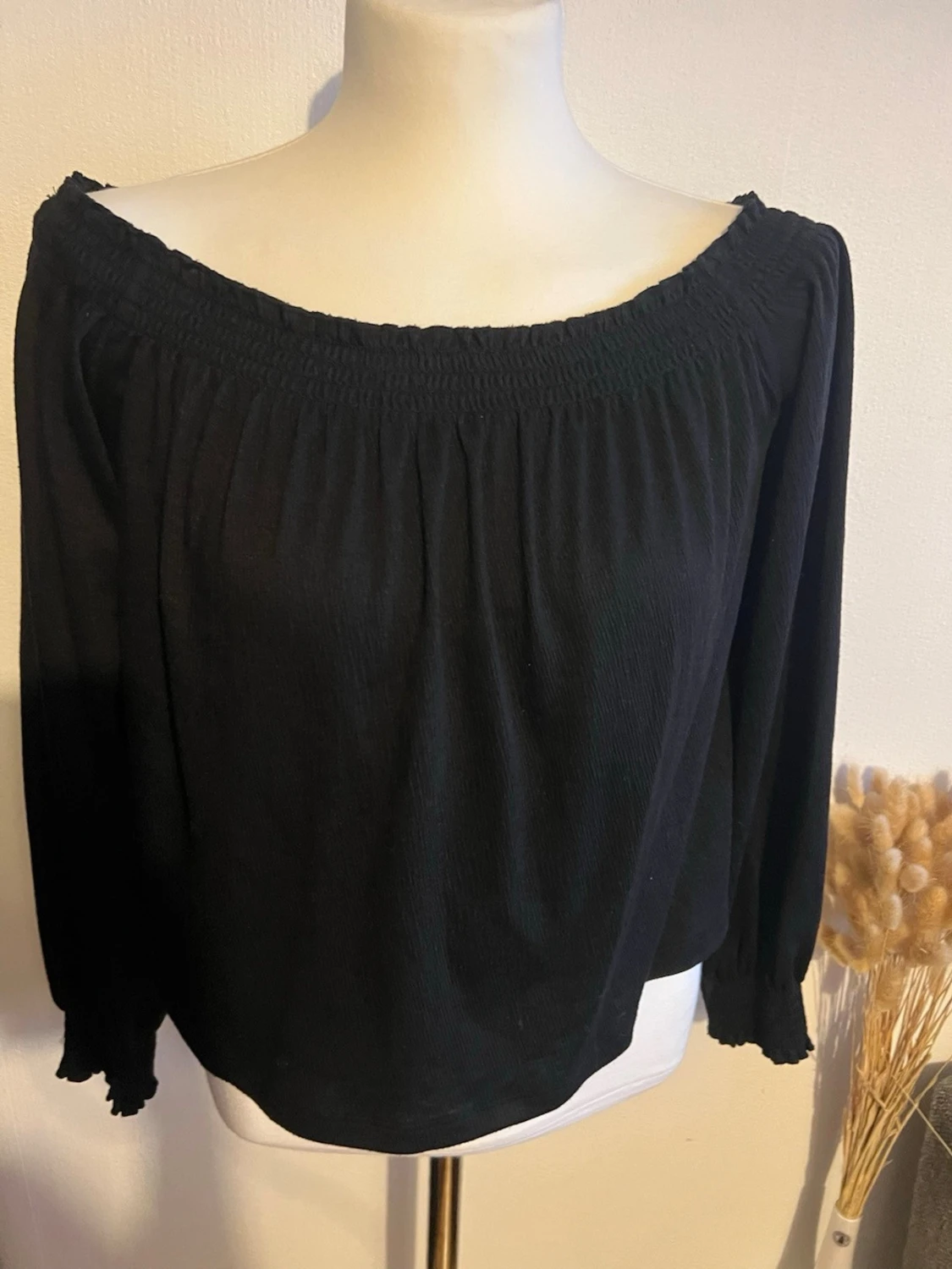 Svart off shoulder topp med smock
