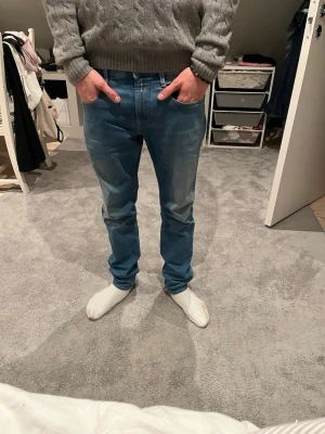 Replay jeans  - Blå Replay jeans i fint skick. Jag är 183 på bilden. Storlek 31/32