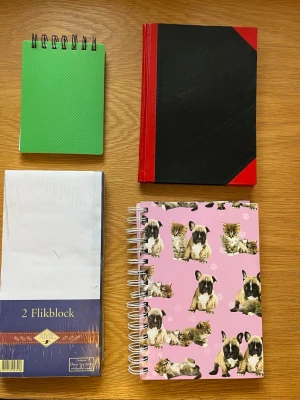 Tre nya block - Alla Nya, 100kr  - Spiralblock med hårda pärmar,  pepper pot. Randigt, A5  - 2 st Flikblock, 5-delat 240 mm x 120mm 5 x 75 vita blad per block  - Block med hårda pärmar, svart/röd. Randigt  Ca 21 cm x 15 cm  - Det gröna uppe till vänster ingår ej.