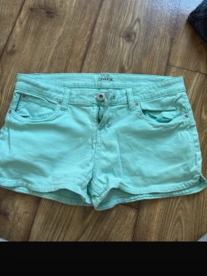 Jeansshorts  - Snygga coral shorts från Diverse. Sitter som en S/M.