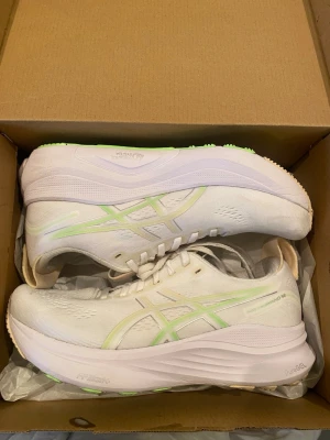 ASICS W GEL KAYANO 32 - Jag måste tyvärr sälja dessa skor då jag köpt i fel storlek. De är använda 2 gånger, totalt sprungit 1 mil med de så väldigt bra skick! Kommer köpa om de men i rätt storlek. Nypris är 2199. Pris kan diskuteras. 
