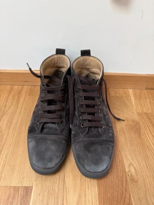 Christian Louboutin -  Säljer ett par mörkbruna Christian Louboutin Höga utan spikar. Skorna är väldigt fräscha men finns tecken på användning därav priset   Skorna är i storlek 43  De är köpta och har äkthetsintyg från Vestiaire Collective. Kan bifoga kvitto om så önskas. Hör av er om ni har några fler frågor 