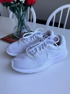 Nike tygskor vita, stl 40.5 - Säljer ett par vita tygskor från Nike (osäker på modell).  Skorna har blivit tvättade x antal gånger i maskin - vilket bland annat är anledningen till innersulans skick.  📏 Storlek 40.5, men passar mig bra som normalt har 39.  Granska bilderna noga! Och ställ gärna frågor :)