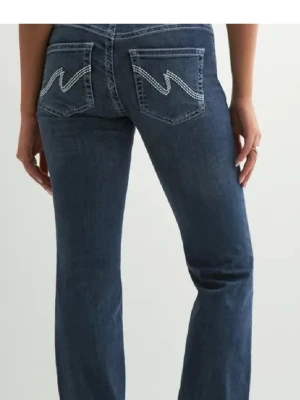 Blå bootcut jeans med kontrastsömmar - Snygga blå bootcut jeans med vita kontrastsömmar på bakfickorna och klassisk femficksdesign. Jeansen har normal midja och stängs med dragkedja och knapp. Tillverkade i denim med lätt stretch för skön passform.