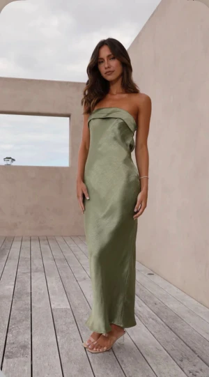 Balklänning  - Säljer denna superfina balklänning då jag har hittat en annan. Den sitter jättefint och är i mycket bra skick. Färgen är något ljusare i verkligheten än på bilderna, skriv för fler bilder💕🤩