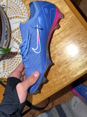 Nike Mercurial Vapor 16 Custom  - Säljer ett par helt nya, oanvända Nike Mercurial Vapor 16 Custom i storlek 44,5. Köptes för 3200kr men tyvärr sa rakade mormor beställa storlek 44,5 istället för 43,5 till mig. Säljs för billigare, ta vara pa chansen om ni vill ha ett par unika skor!