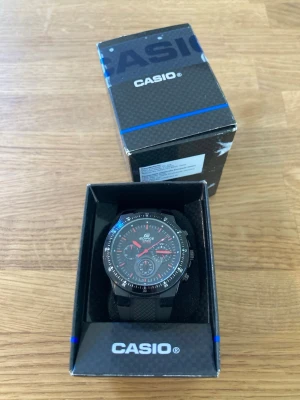 Casio Edifice Chrono Resin 43mm Herrklocka - Säljer en snygg sportig herrklocka från japanska Casio i nära nyskick enligt bilder. Finns enstaka tecken på användning. Säljes otestad men går bra med fungerande batteri, originalarmband i slitstark resinplast, datumvisare, mineralglas, japanskt urverk, 10 bar vattentät, kronograf osv. Modell: EF-552PB-1A4VEF.  Nypris: 1800 SEK Mitt pris: 689 SEK  Skickas snabbt och spårbart. Skriv vid frågor och se gärna mina andra annonser!   Modellöversikt Märke Casio Ref.nr EF-552PB-1A4VEF Rek. pris 1 798 k