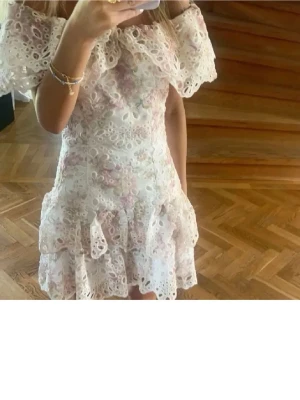 SÖKER!!!!  - Söker denna klänningen i xs/s för ett rimligt pris! Kan köpa för max 2000kr. Kan vara i vilket skick som helst så länge den inte är sönder