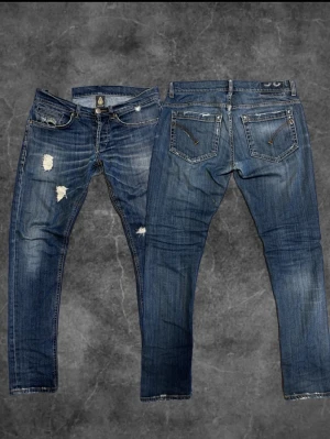 Trendiga dondup George jeans W33 – med fabrikslitningar  - Säljer ett par riktigt snygga jeans i storlek W33. Modellen har en modern, något smal passform med stilrena fabrikslitningar som ger en cool och avslappnad look.  Nypris ca 4000 kr – säljer för endast 999 kr 💥  ✔️ Fint skick ✔️ Bekväma och stretchiga ✔️ Passar både till vardag och uppklätt casual  Perfekta om du gillar en trendig denim med lite edge 🔥  Skickas snabbt eller möts upp!
