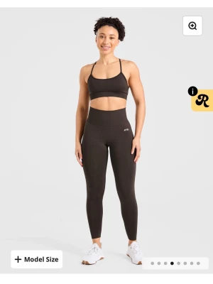 Bruna seamless tights från AYBL - Snygga bruna seamless tights från AYBL med lite scrunch. Nästintill oanvända, råkade beställa en för stor storlek och glömde returnera dem! Tycker scrunchen var perfekt 🌟🌟Nypris, 530kr