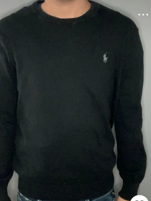 Ralph Lauren tröja - Svart slimfit Raplh lauren tröja i pima bomull världens  mjukaste bomull. Skick:  9/10 Modell på bilden 177 cm, 68 kg. Ny pris 1700 kr