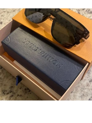 Luis Vuitton  glasögon  - Kommer med box, kort och en torkare 