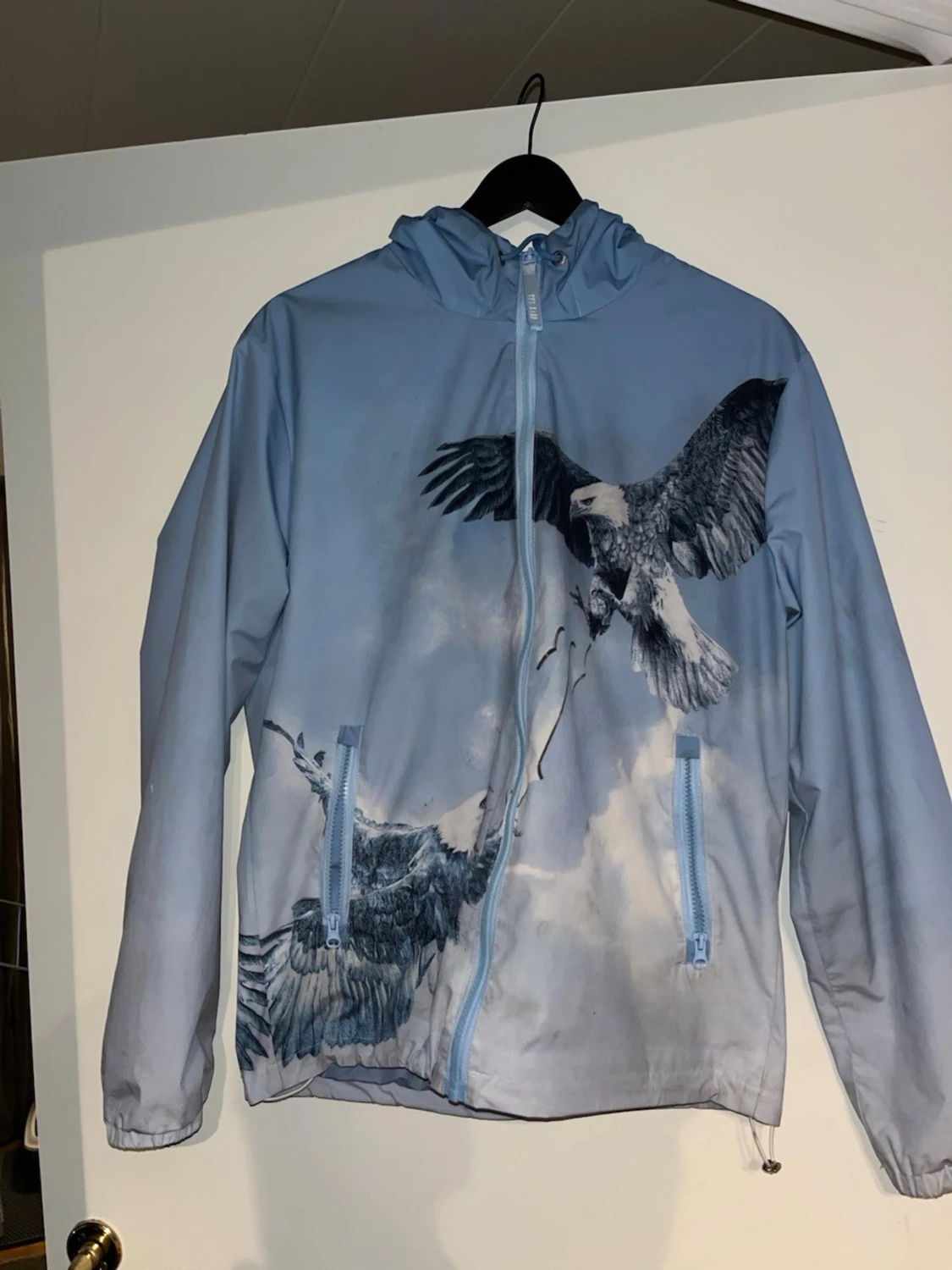 Blå vindjacka med örntryck från Trapstar