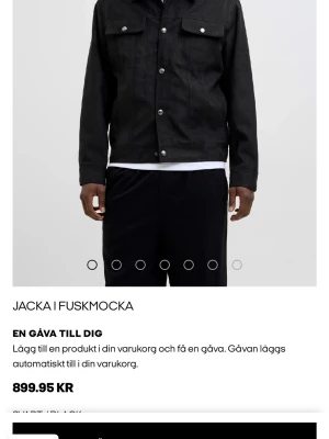 Svart jacka i fuskmocka - Stilren svart jacka i fuskmocka med klassisk krage och knäppning framtill. Jackan har två bröstfickor med lock och knappar samt raka ärmar. Perfekt för dig som gillar en enkel och modern look.