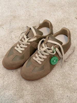 Maison Margiela Gats - Säljer dessa gata i sällsynt färg, köpte på stock x. (DM för köpbevis) Helt nya, lappen från butiken sitter kvar under skon och allt original följer med. Skriv vid frågor, priset är ej hugget i sten!