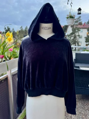 Svart velour hoodie med huva - Jättesjuk och skön svart hoodie i velourmaterial med stor huva och ribbade muddar vid ärmslut och nederkant. BikBok 🤍