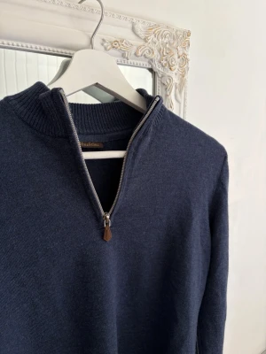 Marinblå merino half zip från Stenströms - Säljer en riktigt nice mörkblå merino half zip från Stenströms. Skicket är som ny och den har inga skador. Storlek M men den har dock krympt i tvätten så den sitter mer som en XS kan gå för S.