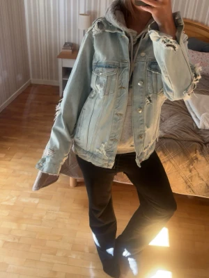 Ljusblå jeansjacka - As snygg jeansjacka som inte kommer till användning i strlk M❤️