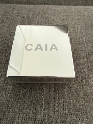 Caia wake me up powder  - I färgen rhurbarb 