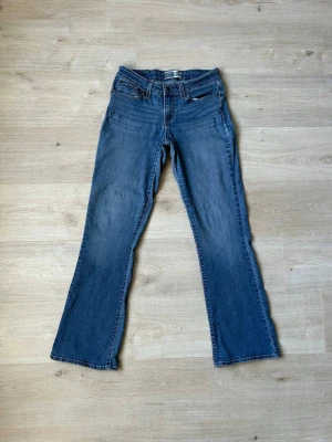 Blåa Levis Signature Modern Bootcut Jeans Storlek 38 - Fina Levis Jeans i blå färg. Jeansen är i mycket bra skick och sparsamt använda. |  Äkta som allt annat jag säljer! ✅ |  Storlek: | 38, M,  Skick: Mycket Bra Skick - | Färg: Blå | Märke: Levis | Modell: Jeans |   Hör gärna av dig vid frågor så svarar jag så fort jag kan! 😁|  (Sku - 106)