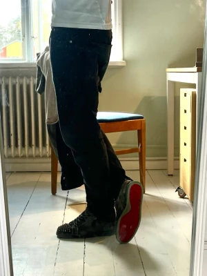 Camo Louboutin sneakers med nitar - Säljer ett oar sjukt ovanliga Loubs🙌 Nypris ligger på runt 9-11 tusen men kan ha stigit eftersom dem är su sjukt limiterade. De är äkta till skillnad från alla andra här på plick som bara säljer fakes🤩 Skicket är si så där men det funkar fint och man märker inte så mycket när man har på sig dem. Nån nit saknas och innersulan är sliten.