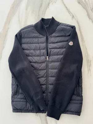 Moncler Cardigan - Eftertraktad svart moncler cardigan i storlek M. Den är liten i storlek så passar även S. Kom gärna med funderingar!