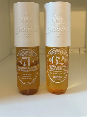 Sol de Janeiro Brazilian Crush Mist - Två doftmister från Sol de Janeiro: Cheirosa 71 med karamelliserad vanilj och macadamia samt Cheirosa 62 med pistage och saltad karamell. Båda flaskorna är halvt använda men gammal design som många letar efter. Kan såklart sänka priset men försöker tjäna så mycket som möjligt