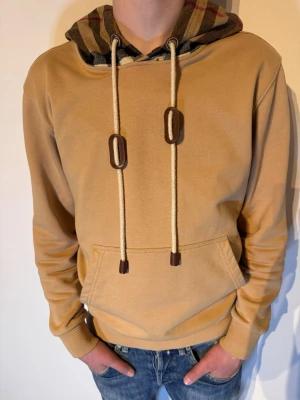 Burberry Hoodie - | Skick: 9/10 | Färg: Beige | Modell: 172cm 58kg | Vad inkluderas: Hoodie och tag | nypris: 11 000