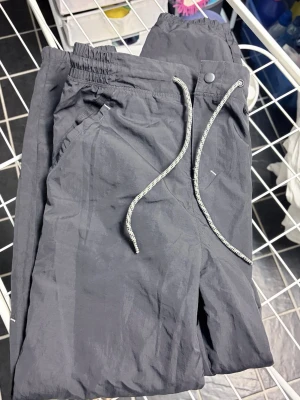 Nya Gymshark ute byxor  - Helt nya och perfekta till sommaren . Högmidja . Passar S och M
