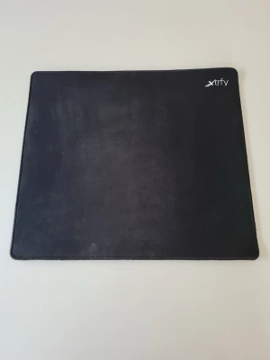Xtrfy GP4 musmatta Large Svart - Xtrfy GP4 gamingmusmatta (L) ger bättre respons tack vare tygytan och glider inte eftersom den har en stabil, halkfri gummibas. Om det blir svettigt i slutet av en lång spelnatt kan musmattan tvättas i maskin (30 ° C).  Storlek Large  Mått: Bredd 460 mm Djup 400 mm Tjocklek 4 mm