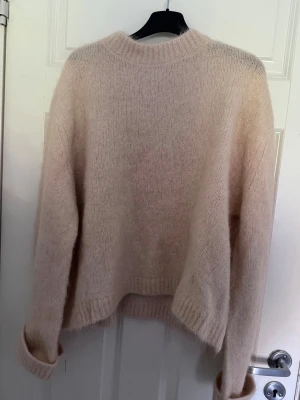 Beige fluffig stickad tröja Aimn - Mysig beige stickad tröja från Aimn med rund hals och lång ärm. Tröjan har en fluffig och mjuk känsla, perfekt för kyliga dagar. Enkel och stilren design som passar till många outfits. Tröjan uppleva rosa på bilderna men sista bilden är mer korekrt färg av tröjan💕